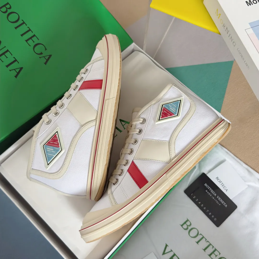 Top version: Couple model 580💰 Bottega Veneta Bottega Veneta BV’s latest Eliot series retro basketball shoes casual sports canvas shoes Bottega Veneta 2025 spring and summer show new shoes Eliot is on the market. Inspired by retro basketball sneakers, the color combination highlights youthful vitality and perfectly interprets the theme of youth and childlike innocence. The details are also very particular. The summer canvas brings excellent durability and comfort. Designs such as calfskin trim, rubber toe caps and hand-painted retro red lines are full of retro feel. The round toe and convex sole add a modern feel. Exquisite packaging at the delivery counter🛍📦 ▪️Fabrics: Original customized high-density canvas + cowhide ▪️Inner lining: Original customized breathable canvas ▪️Sole: Original open-molded anti-slip TPU material ▪️Sole thickness: 3CM ▪️Size: Women’s 35-41 / [Men’s 39-45 pre-sale]